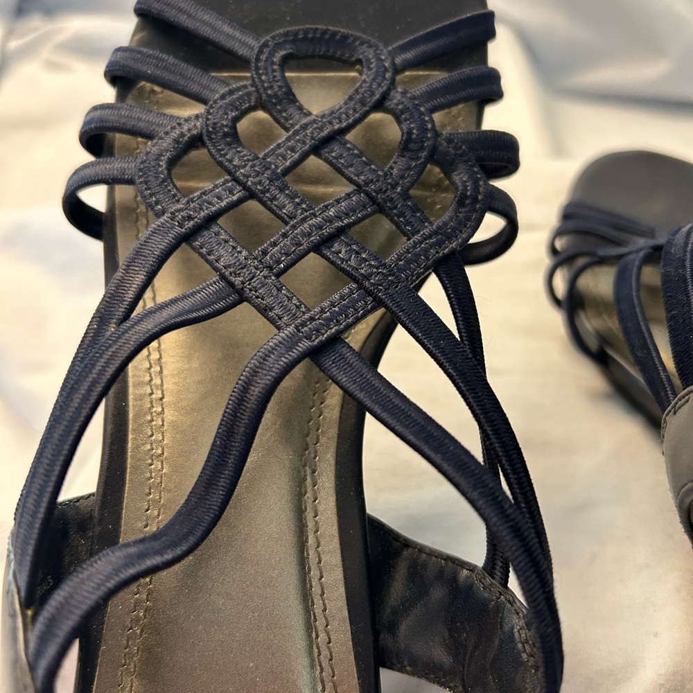 Elegant Navy Strappy Sandals Size 8M. wedge heel stretchy straps - Picture 10 of 13